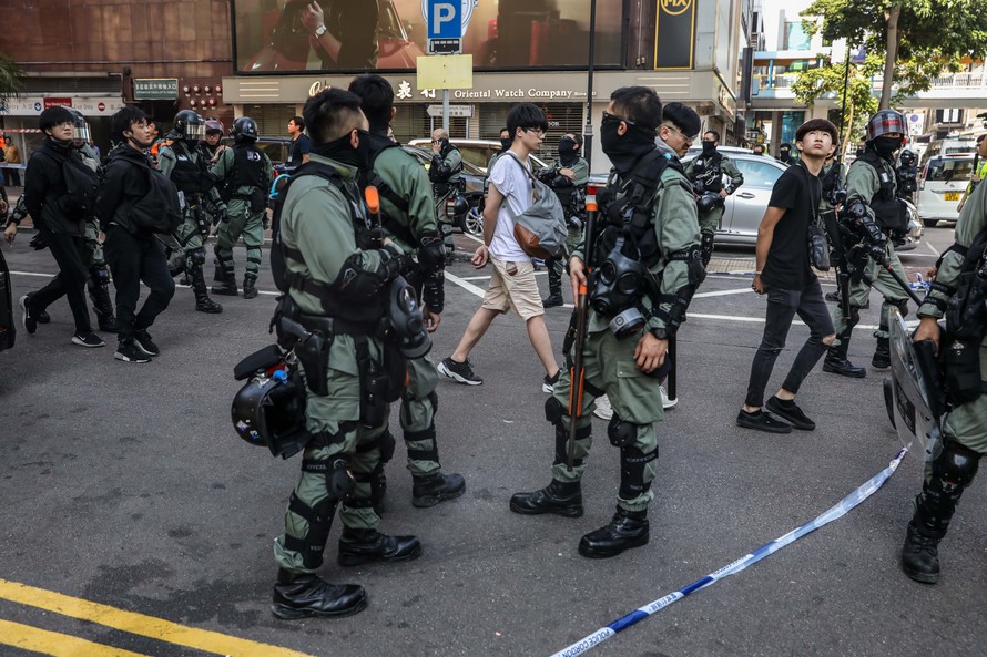 Người biểu tình bị cảnh sát bắt gần Đại học Bách khoa Hong Kong ngày 18/11. Ảnh: Getty Images.