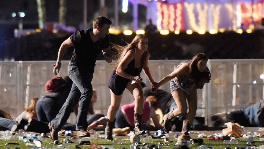 Người dân chạy khỏi lễ hội âm nhạc đồng quê Route 91 Harvest ngày 1/10/2017 ở thành phố Las Vegas. Tay súng 64 tuổi Stephen Paddock bắn chết 58 người, bắn bị thương hơn 500 người. Ảnh: Getty Images.