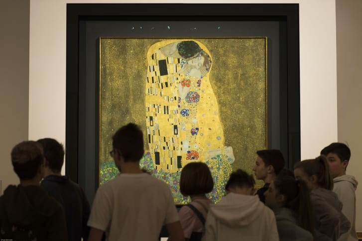 Du khách ngắm bức tranh "Nụ hôn" của Gustav Klimt tại Bảo tàng Upper Belvedere ở Áo. Ảnh: Getty Images.