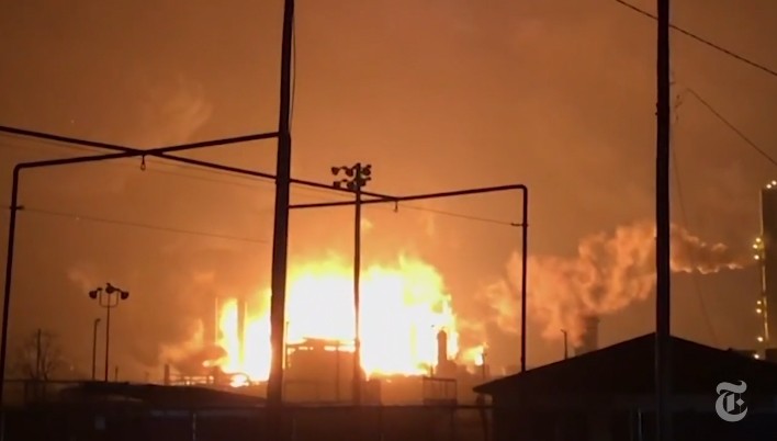 Cháy nổ tại nhà máy hóa chất Port Neches. Ảnh: AP.