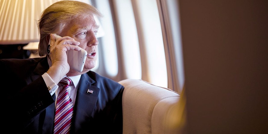 Tổng thống Mỹ Donald Trump dùng điện thoại di động. Ảnh: White House/Business Insider.