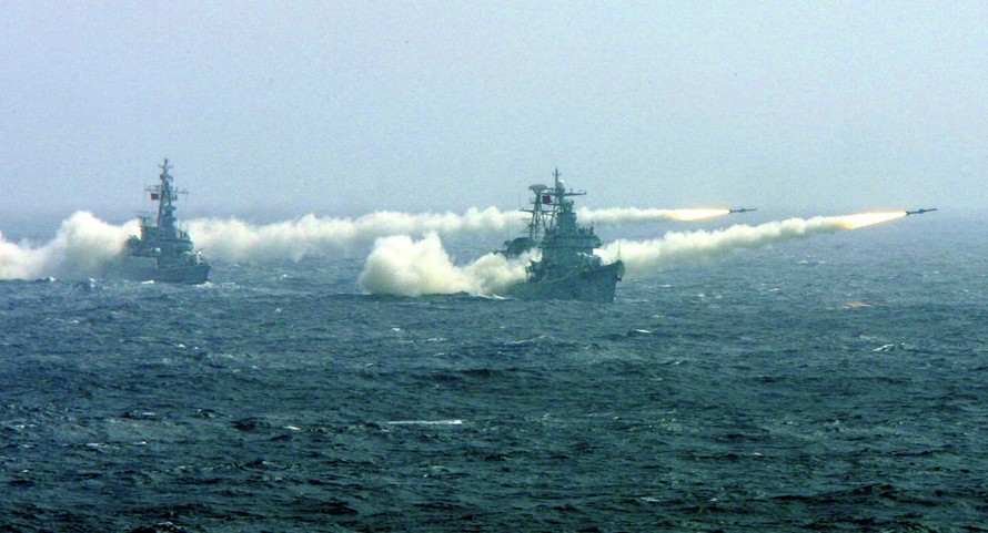 Trung Quốc tập trận trên biển Đông. Ảnh: AP.