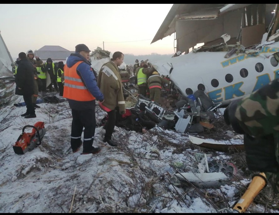 Hiện trường máy bay hành khách của hãng hàng không Bek Air, Kazakhstan gặp nạn. Ảnh: Xinhua