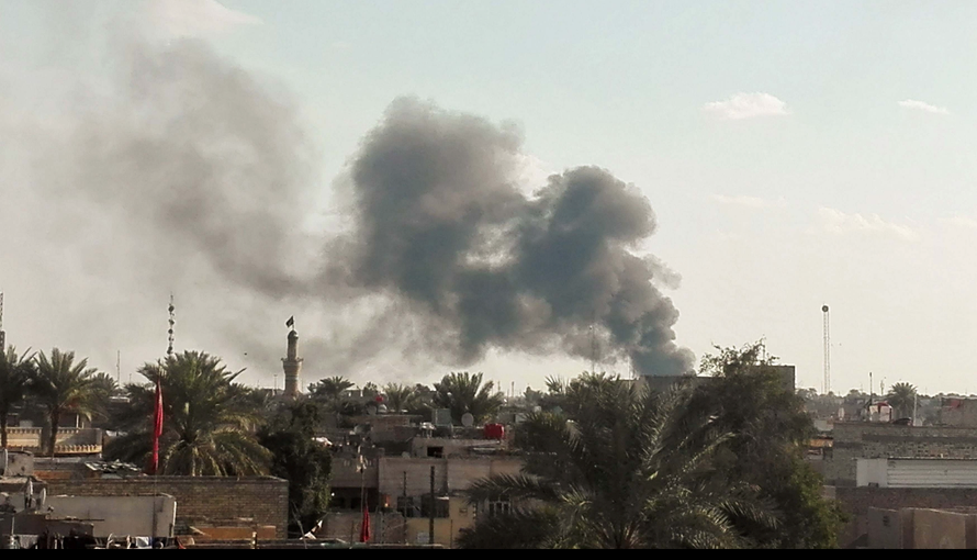 Sân bay quốc tế Baghdad bốc khói sau vụ không kích. Ảnh: CGTN.