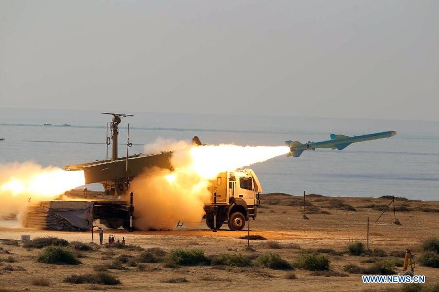 Iran phóng tên lửa trong một buổi tập trận. Ảnh: Stinger.