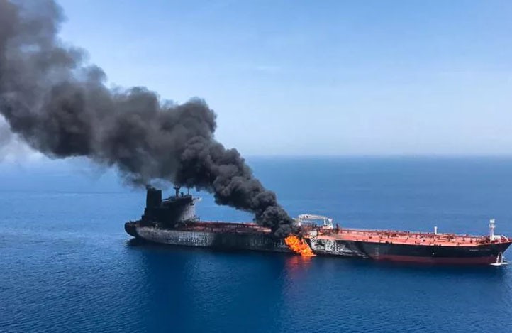 Tàu chở dầu Front Altair của Na Uy bị tấn công trên vịnh Oman ngày 13/6/2019. Mỹ cáo buộc Iran thực hiện vụ đánh bom. Ảnh: Getty Images.