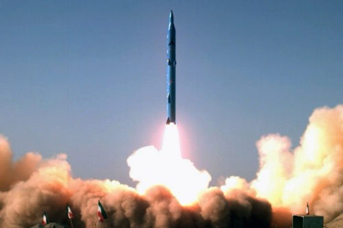 Sejjil - tên lửa đạn đạo tầm trung của Iran dài 18m, đường kính 1,25m, tầm bắn 2.000km, mang 1 đầu đạn nặng 500-1.500 kg. Ảnh: Missile Threat.