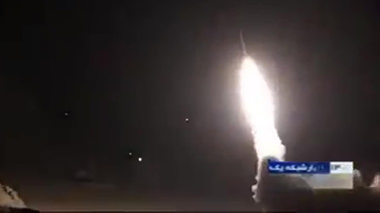Một tên lửa phóng đi nhằm vào căn cứ không quân al-Asad của Mỹ ở Iraq. Ảnh: Sima News.