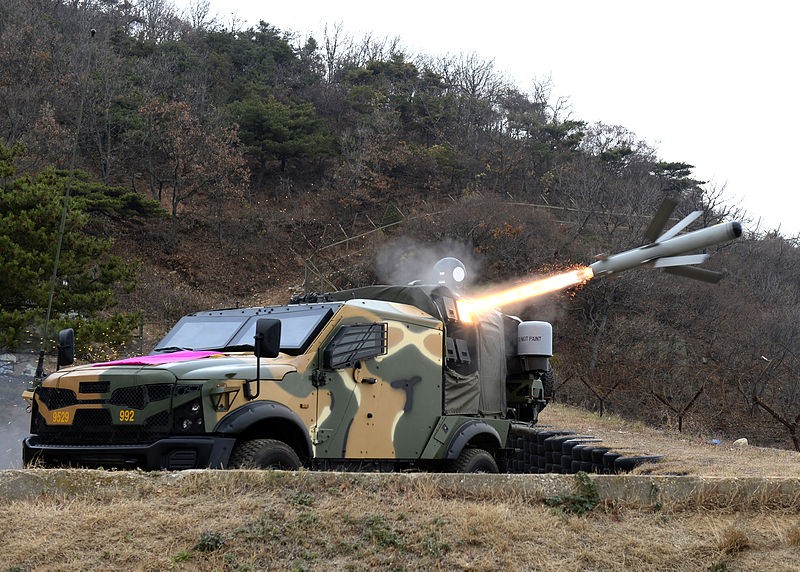 Tên lửa Spike NLOS được phóng đi từ xe thiết giáp Plasan Sand Cat. Ảnh: Wikipedia.