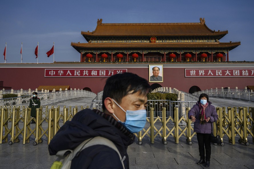 Trên quảng trường Thiên An Môn, người dân Trung Quốc đeo khẩu trang để phòng dịch coronavirus mới. Ảnh: Getty.