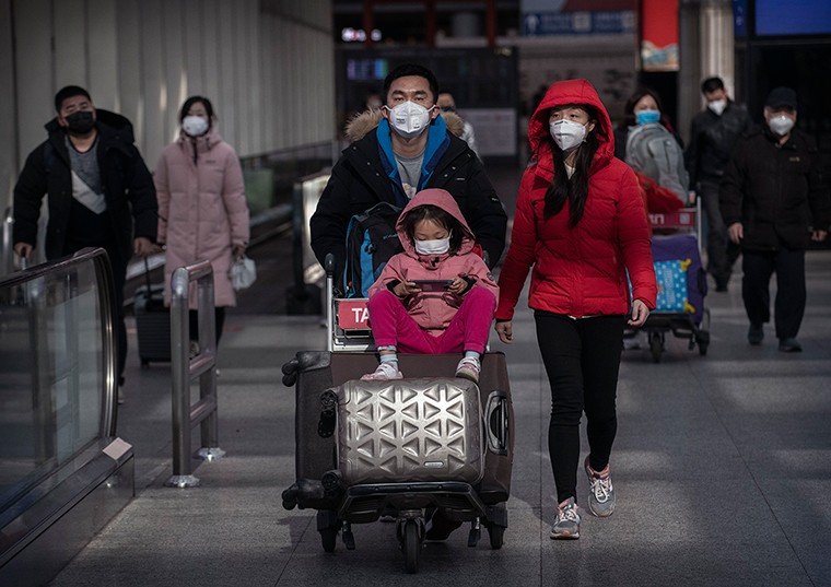 Hành khách đeo khẩu trang phòng nhiễm virus corona mới ở sân bay thủ đô Bắc Kinh ngày 30/1. Ảnh: Getty.