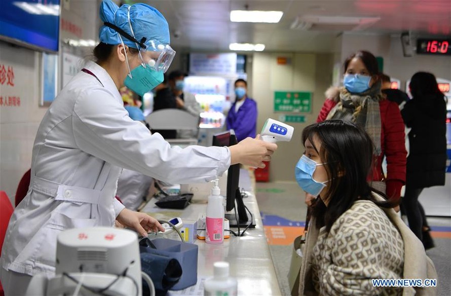 Bác sĩ Trung Quốc đo thân nhiệt một phụ nữ trong bệnh viện tại tỉnh Phúc Kiến ngày 31/1. Ảnh: Xinhua.