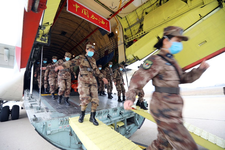 Các nữ y tá, bác sĩ quân y rời máy bay khi tới sân bay ở Vũ Hán. Ảnh: China Daily.