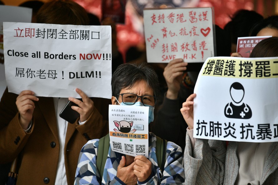 Ngày 3/2, người dân Hong Kong biểu tình yêu cầu đóng cửa toàn bộ biên giới với Trung Quốc đại lục. Ảnh: Getty.