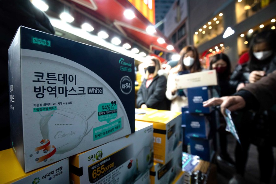 Khẩu trang được bày bán bên ngoài 1 siêu thị ở Seoul, Hàn Quốc. Ảnh: Bloomberg.