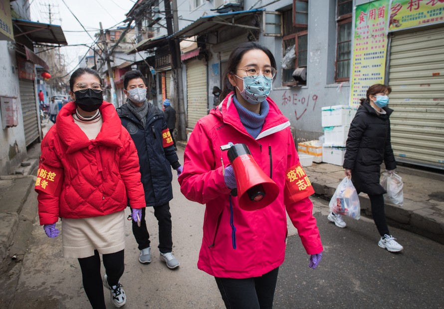 Dùng loa để tuyên truyền phòng chống coronavirus mới trên đường phố Vũ Hán ngày 7/2. Ảnh: Tân Hoa Xã.