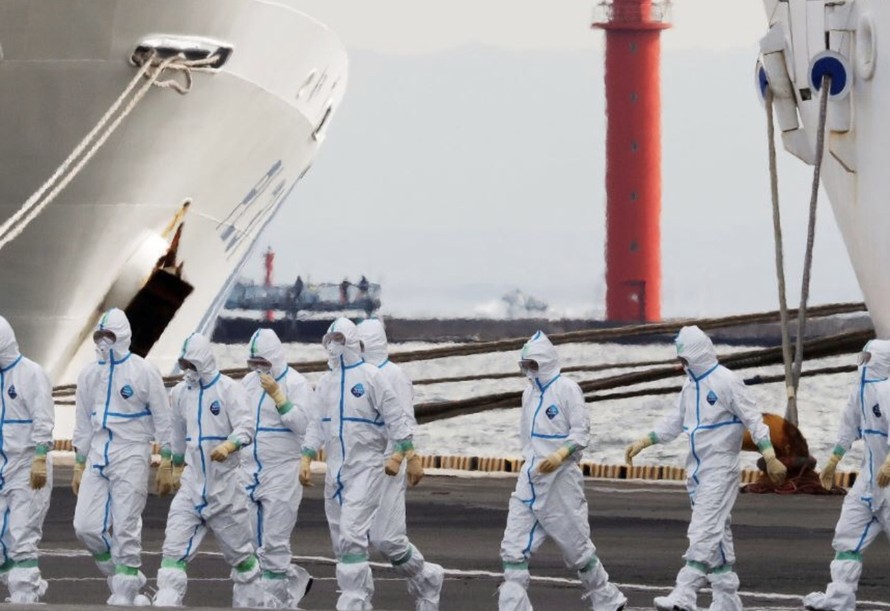 Nhân viên y tế gần du thuyền Diamond Princess đang được cách ly ở Nhật Bản. Ảnh: CGTN.