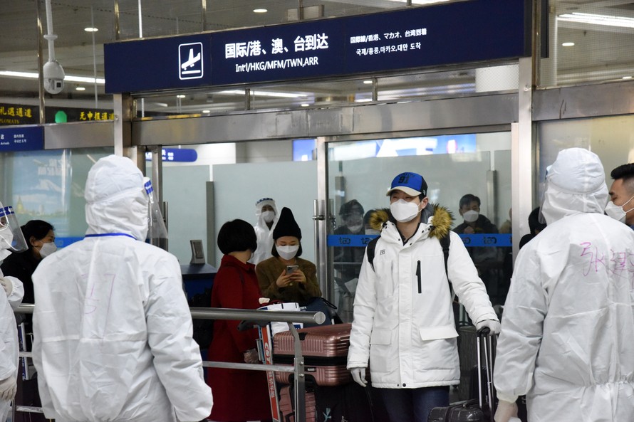Hành khách tại sân bay Thanh Đảo, tỉnh Sơn Đông, Trung Quốc ngày 5/3. Ảnh: Xinhua.