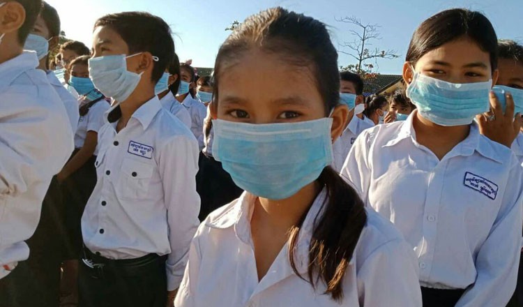 Học sinh Campuchia đeo khẩu trang phòng bệnh. Ảnh: Khmer Times.