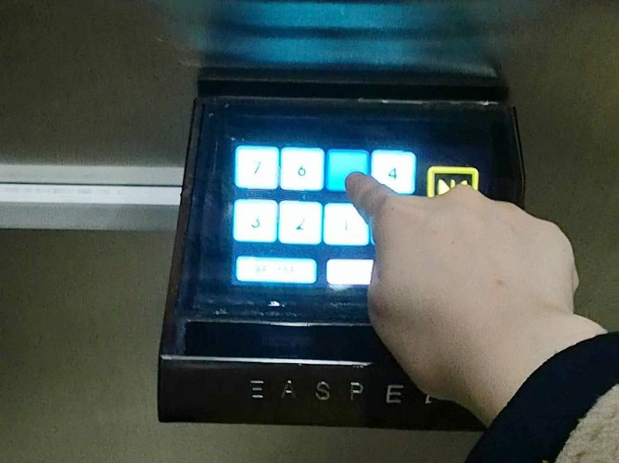 Bảng điều khiển thang máy không tiếp xúc trong một tòa nhà ở tỉnh An Huy, Trung Quốc. Ảnh: Xinhua.