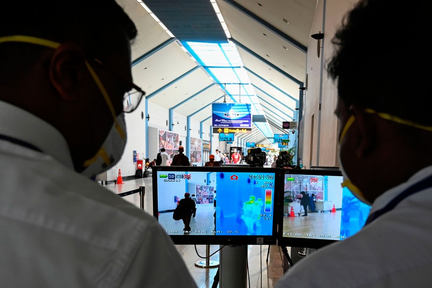 Nhân viên sân bay quốc tế Bandaranaike của Sri Lanka theo dõi màn hình máy đo thân nhiệt hành khách ngày 24/1. Ảnh: Getty.