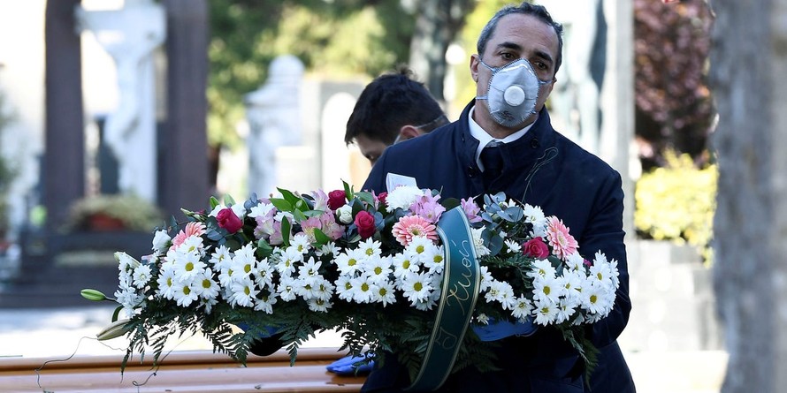 Nhân viên tang lễ và nghĩa trang đeo khẩu trang ở thành phố Bergamo của Italy hôm 16/3. Ảnh: Getty.