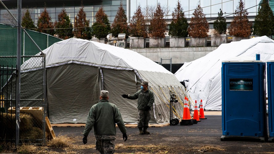 Công nhân và quân nhân Mỹ xây dựng một nhà xác tạm thời bên ngoài Bệnh viện Bellevue ngày 25/3 ở thành phố New York. Ảnh: Getty.