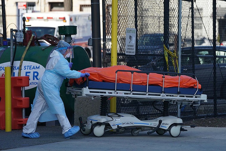  Chuyển thi thể bệnh nhân vào xe tải đông lạnh (nhà xác tạm thời) bên ngoài Bệnh viện Wyckoff ngày 4/4 ở New York. Ảnh: Getty. 