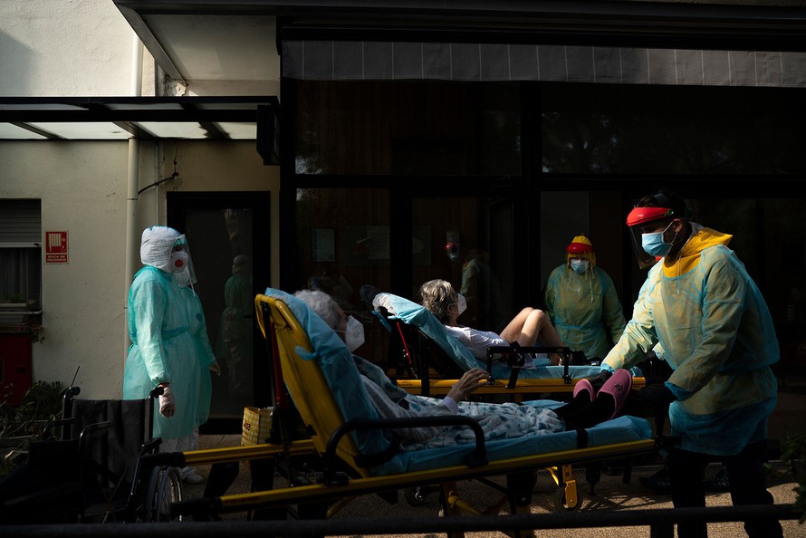 Nhân viên y tế giúp hai bệnh nhân COVID-19 ở thành phố Barcelona của Tây Ban Nha hôm 11/4. Ảnh: AP.