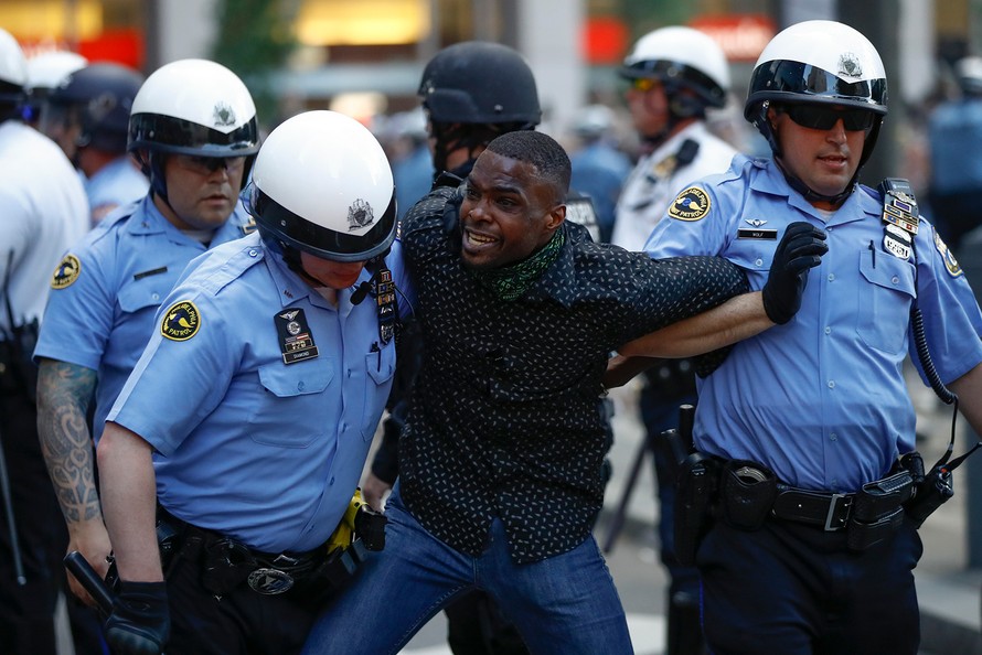 Cảnh sát thành phố Philadelphia khống chế một người biểu tình hôm 30/5. Ảnh: AP.
