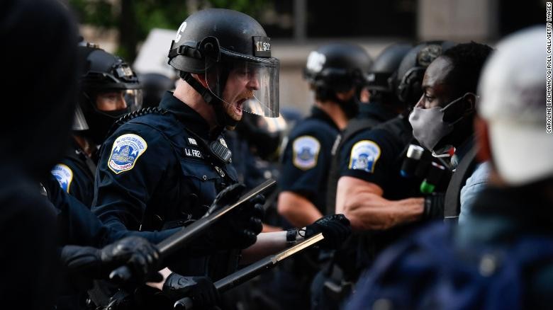 Cảnh sát phản ứng với người biểu tình gần Nhà Trắng hôm 31/5 (giờ Mỹ). Ảnh: Getty Images.