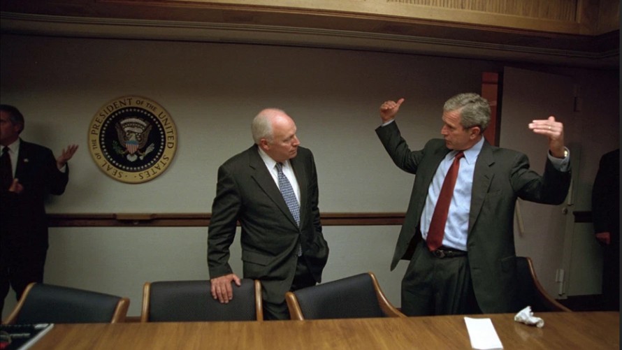 Tổng thống Mỹ George W. Bush nói chuyện với Phó tổng thống Dick Cheney trong hầm ngầm ngày 11/9/2001. Ảnh: Alamy.