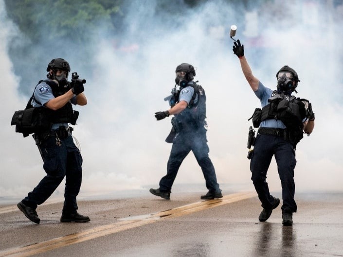 Cảnh sát ném lựu đạn cay về phía người biểu tình ở thành phố Minneapolis (Mỹ) ngày 26/5. Ảnh: AP.
