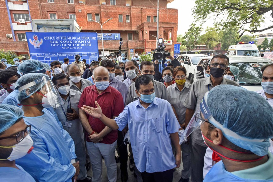 Thủ hiến Delhi Arvind Kejriwal (giữa, giơ tay) nói chuyện với nhân viên y tế Bệnh viện Lok Nayak Jai Prakash Narayan ngày 25/6. Ảnh: Hindustan Times.