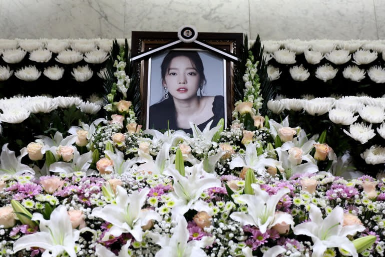Ảnh ngôi sao nhạc pop Hàn Quốc Goo Hara trên bàn thờ ở Seoul ngày 25/11/2019. Hàn Quốc có tỷ lệ tự sát cao nhất trong số thành viên OECD. Ảnh: Reuters.