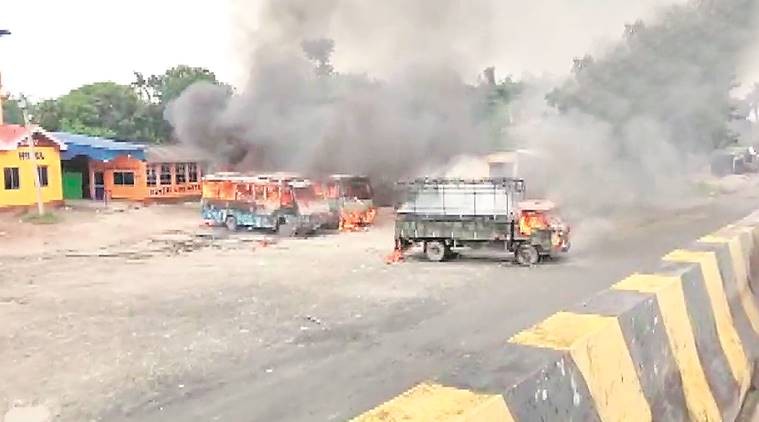 Xe cảnh sát, xe buýt bị đốt hôm 19/7 ở bang Tây Bengal, Ấn Độ. Ảnh: ANI.