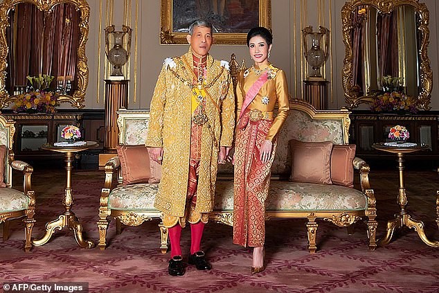 Quốc vương Maha Vajiralongkorn và hoàng quý phi Sineenat Wongvajirapakdi (ảnh chụp tháng 8/2019). Ảnh: Getty Images.