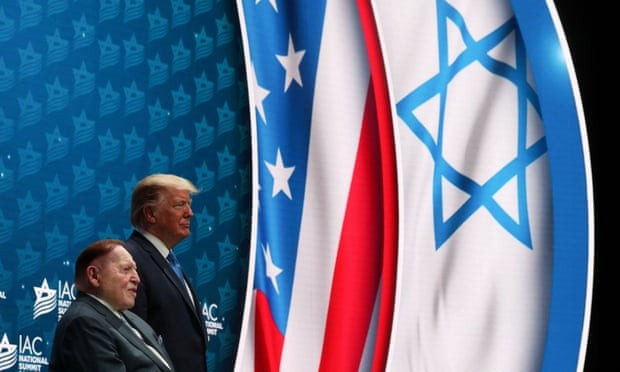 Tổng thống Mỹ Donald Trump đứng trên sân khấu cùng ông Sheldon Adelson trước khi phát biểu tại Thượng đình quốc gia Hội đồng Mỹ-Israel ở bang Florida hôm 7/12/2019. Ảnh: Reuters.