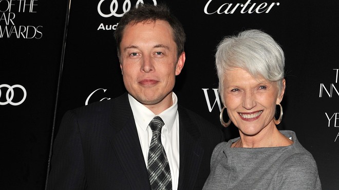 Bà Maye Musk và con trai Elon Musk. Ảnh: MarketWatch.