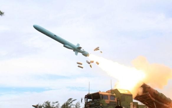 Trung Quốc bắn thử tên lửa chống tàu YJ-62 ở Biển Đông. Ảnh: PLA Daily.