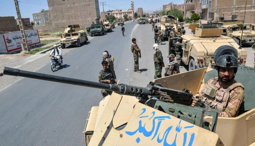 Lính đặc nhiệm Afghanistan canh gác ở tỉnh Herat hôm 1/8. Nguồn: CNN.