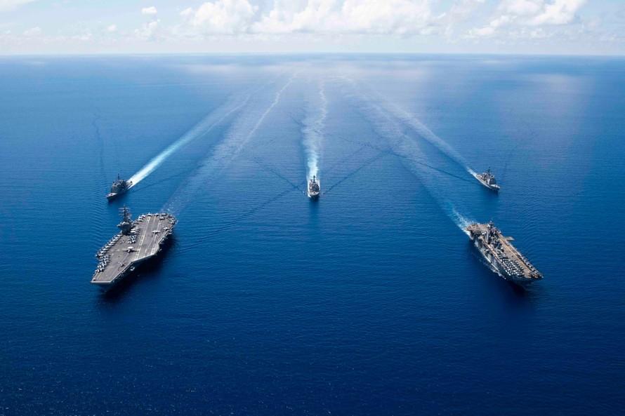 Nhóm tàu chiến Mỹ triển khai hoạt động an ninh và ổn định trên Biển Đông hồi tháng 10/2019. Ảnh: US Navy. 