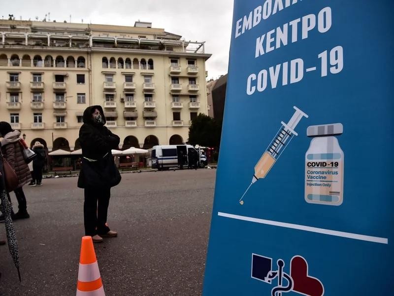 Xếp hàng để tiêm vắc xin phòng COVID-19 ở Quảng trường Aristotelous tại trung tâm thành phố Thessaloniki của Hy Lạp hôm 26/11. Ảnh: Getty Images.