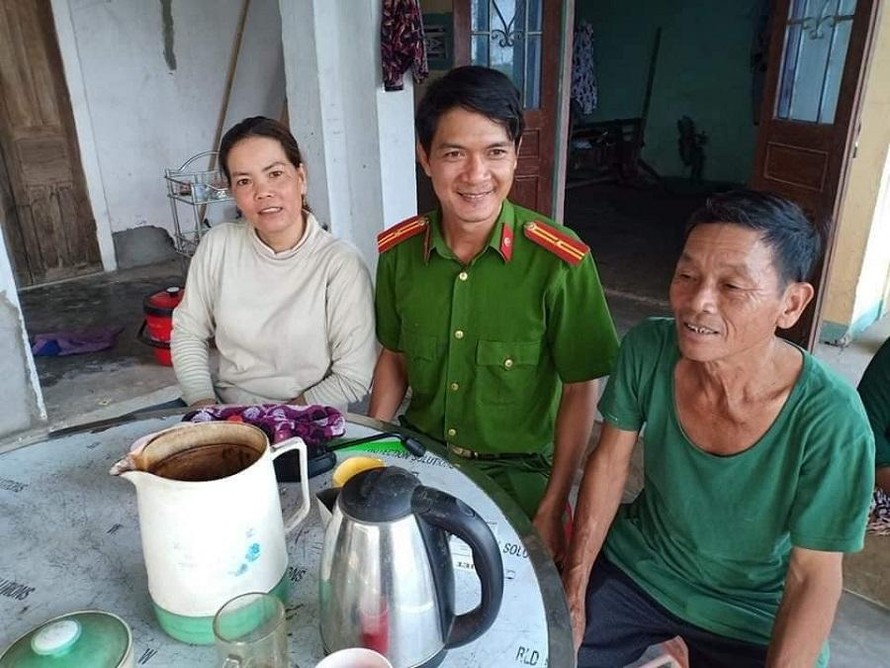  Đại diện Công an xã Tịnh Trà, ông Hùng (phải) và bà Tiến gặp mặt để bàn giao số tiền. Ảnh: Công an cung cấp. 