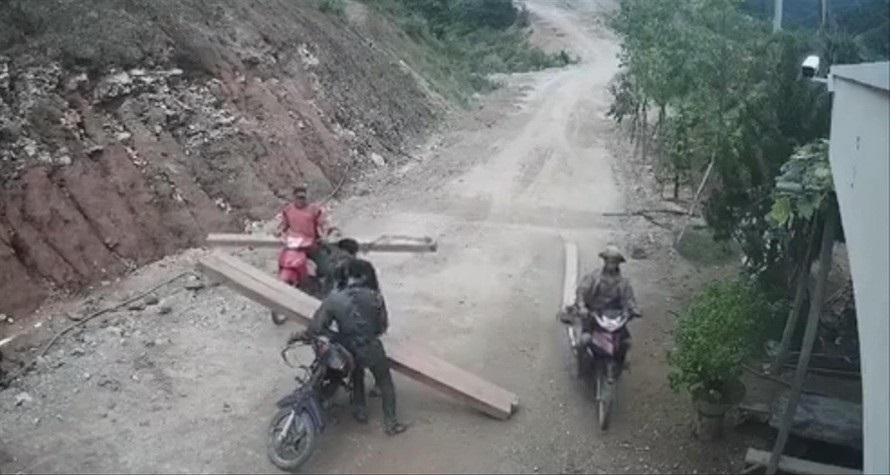 Một vụ phá, vận chuyển và tập kết gỗ rừng trái phép ở huyện Ba Tơ, tỉnh Quảng Ngãi vào tháng 8/2020. Ảnh: Nguyễn Ngọc