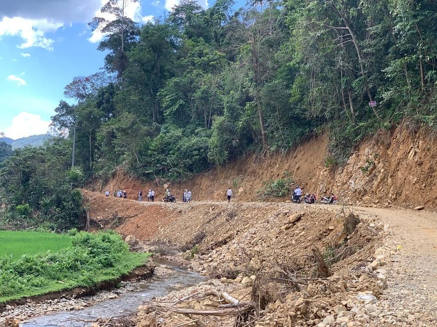 Lực lượng chức năng đi thực địa kiểm tra hiện trường phá rừng. Ảnh: Nguyễn Ngọc