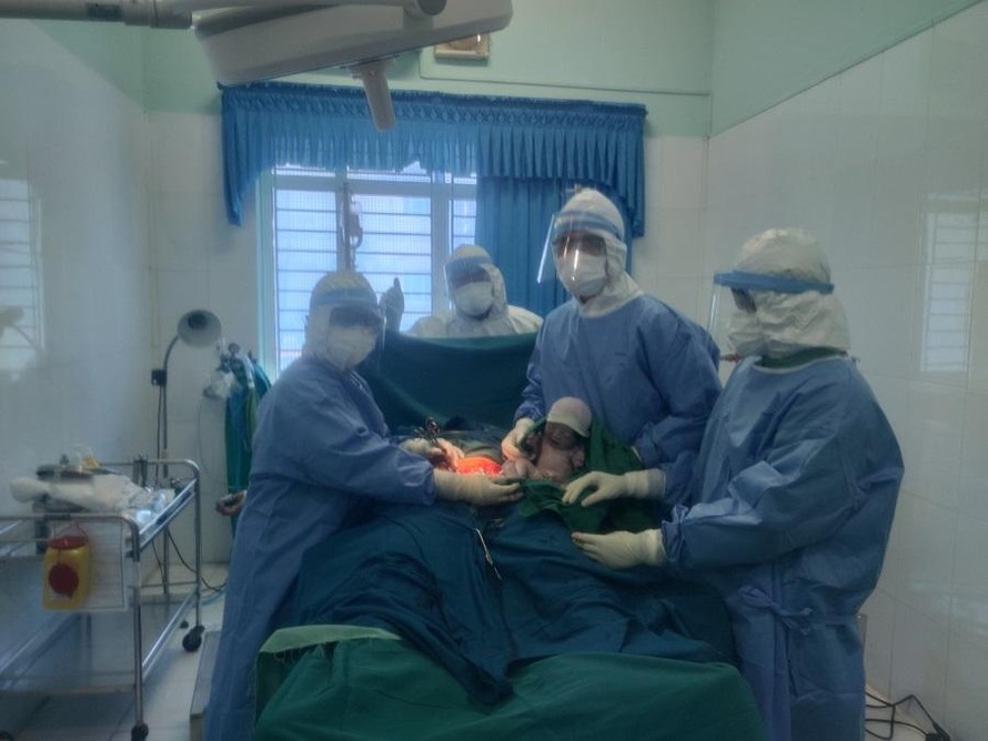 Em chào đời thành công trong khu điều trị COVID-19 ở Cơ sở 2 Trung tâm Y tế huyện Bình Sơn, tỉnh Quảng Ngãi.