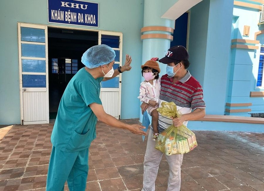 Bé gái 2 tuổi ở Quảng Ngãi được công bố khỏi bệnh và cho xuất viện. (Ảnh: H.V)