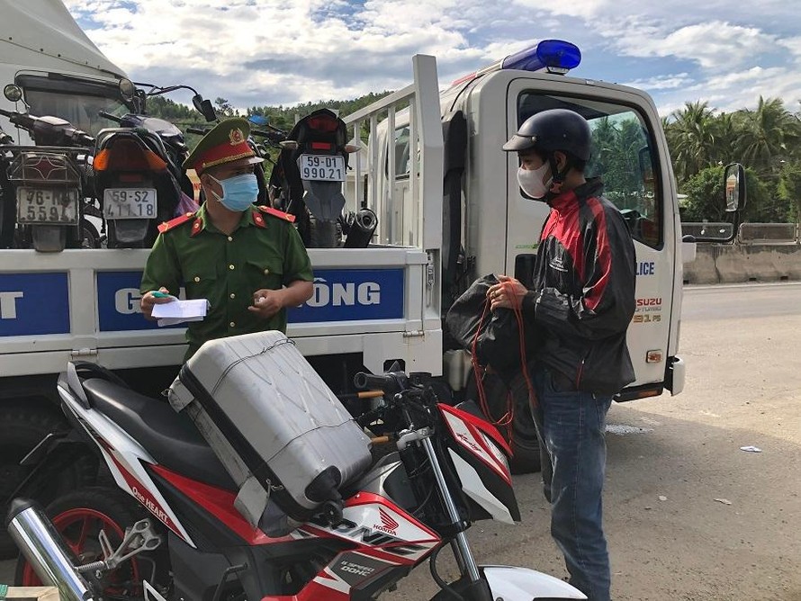 Hàng trăm người dân Quảng Ngãi đi xe máy, xe ô tô cá nhân từ các tỉnh phía Nam về quê để tránh dịch.