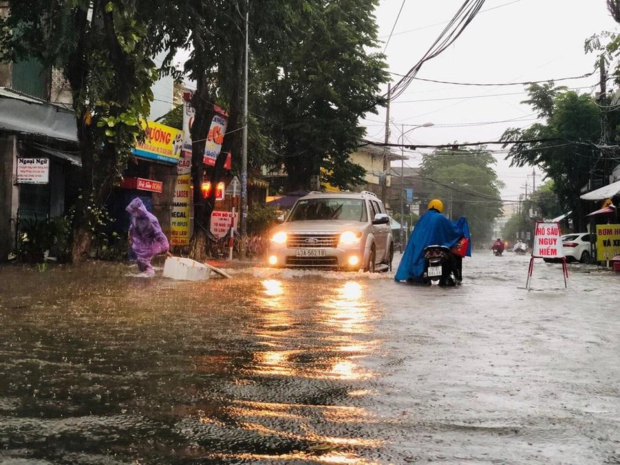 Mưa trắng trời, nhiều tuyến phố ở Quảng Ngãi ngập sâu trong nước